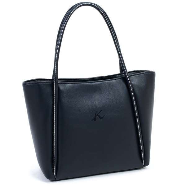 40代女性に人気の定番バッグブランドは、キタムラのセミショルダーバッグ